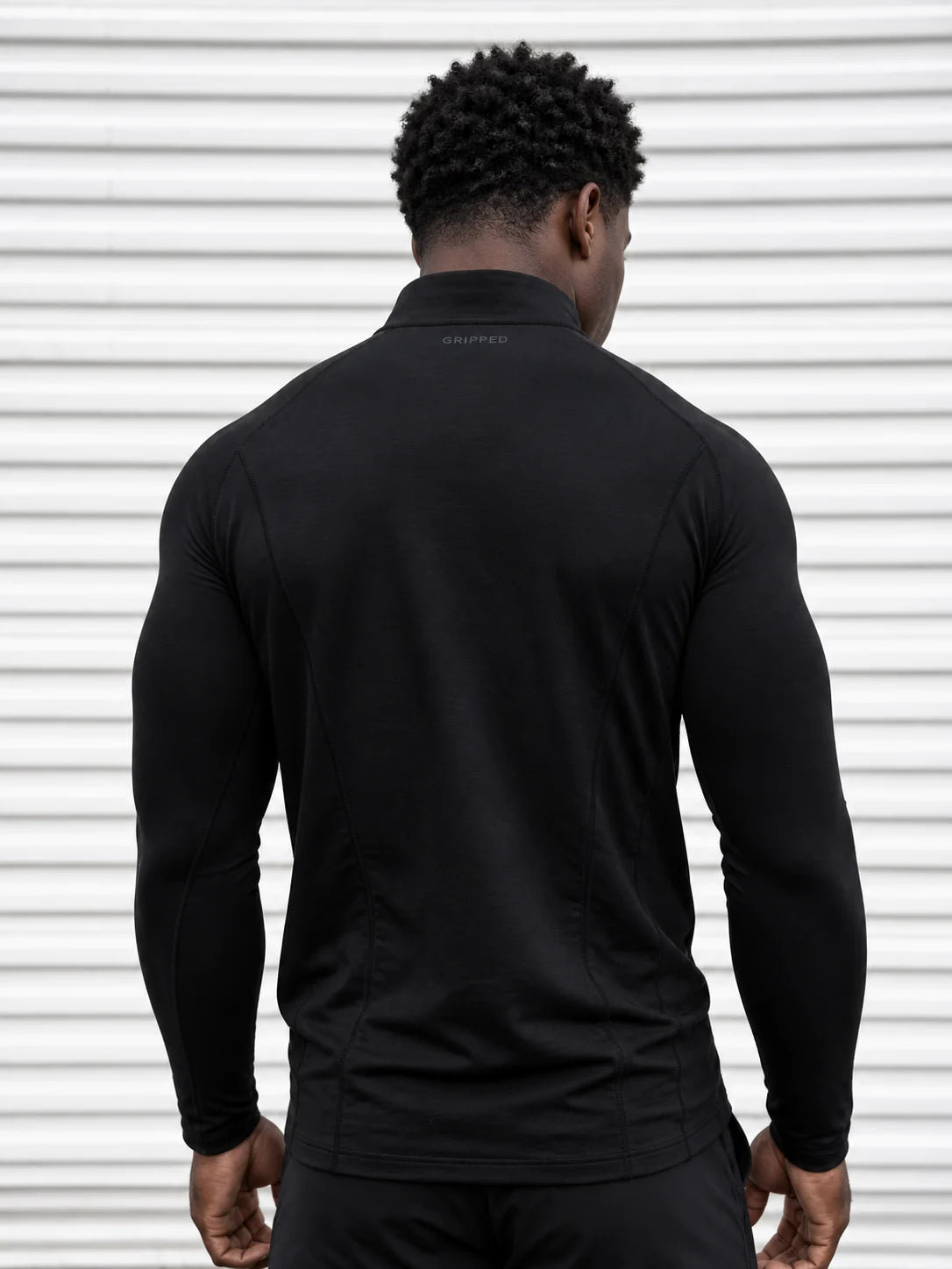 Quarter Zip nero — silhouette aderente sul retro