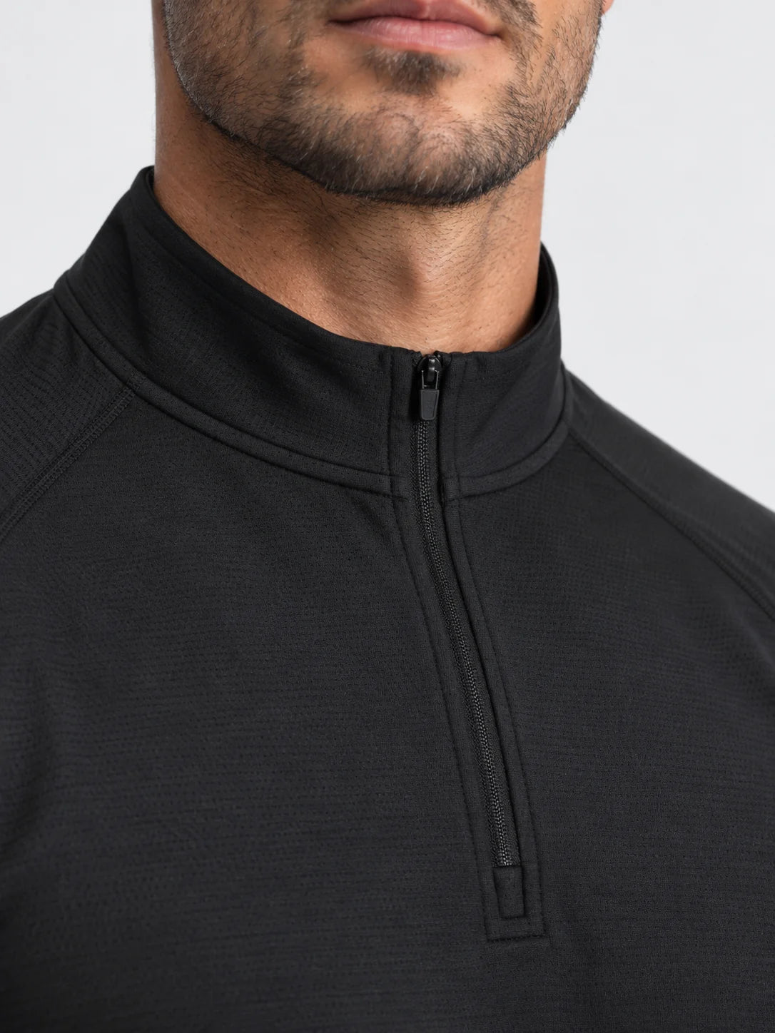 Quarter Zip — dettaglio del collo con zip